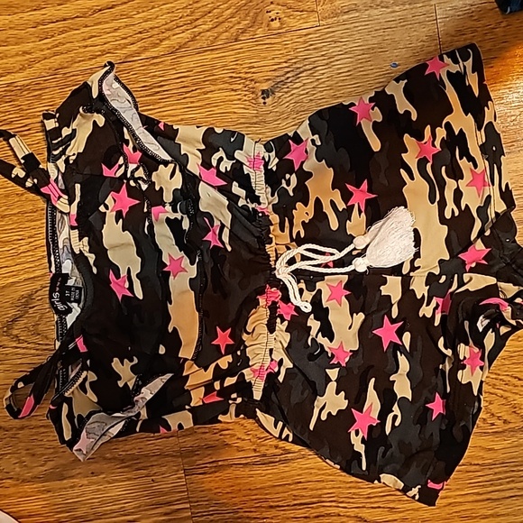 3x 3T short rompers - Picture 2 of 4